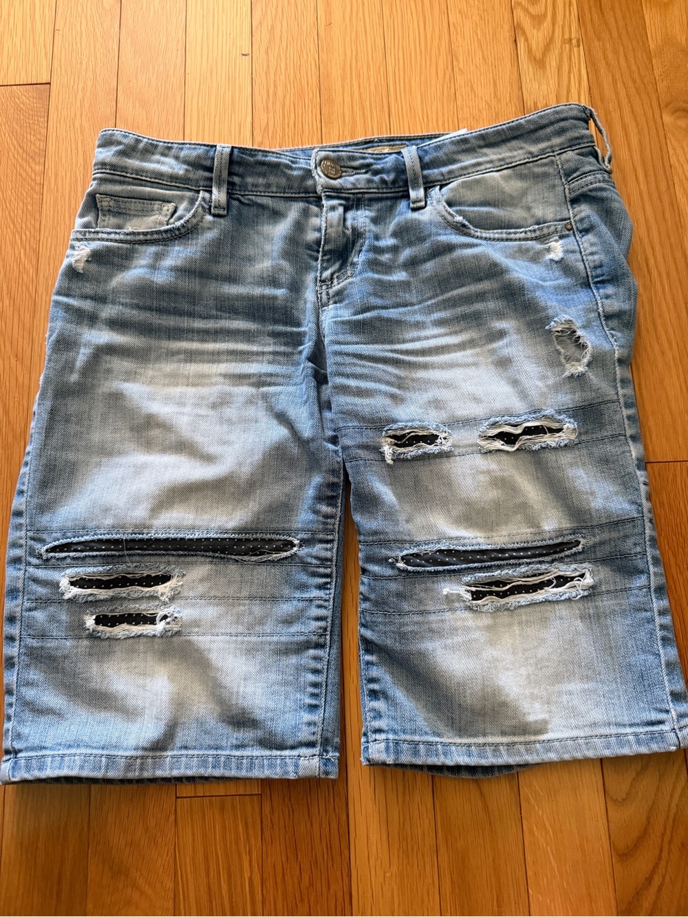 Guess Light Wash Distressed Denim Bermudas EUC